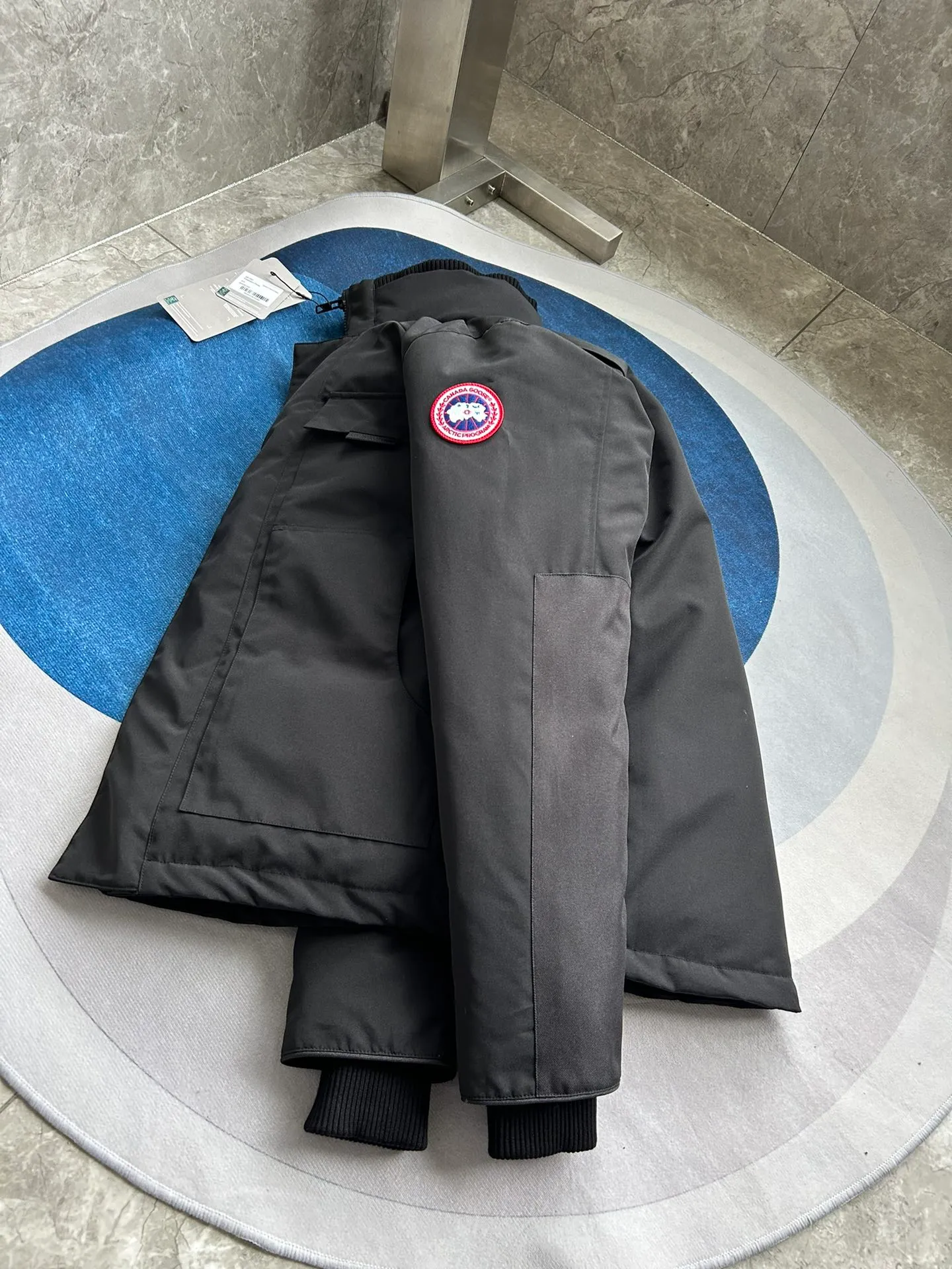 P840 E24 model 5816M Expedition men's model black detail. Sizes: XS S M L XL XXL.